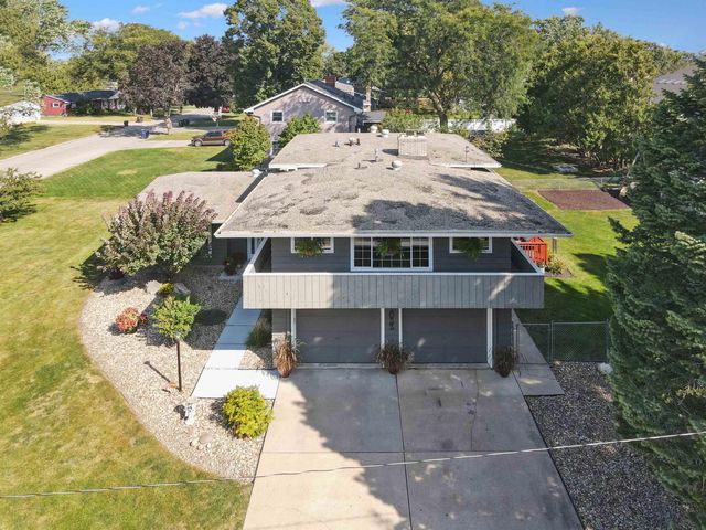 1022 Hilltop Road, Waterloo, IA 50701