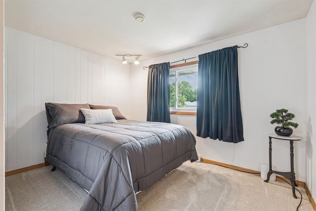 1022 Hilltop Road, Waterloo, IA 50701