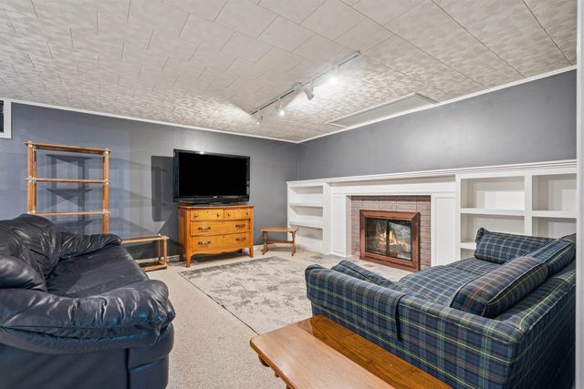 1022 Hilltop Road, Waterloo, IA 50701