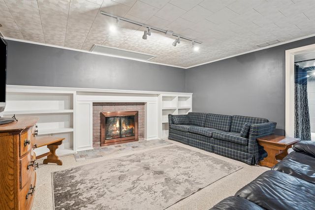 1022 Hilltop Road, Waterloo, IA 50701