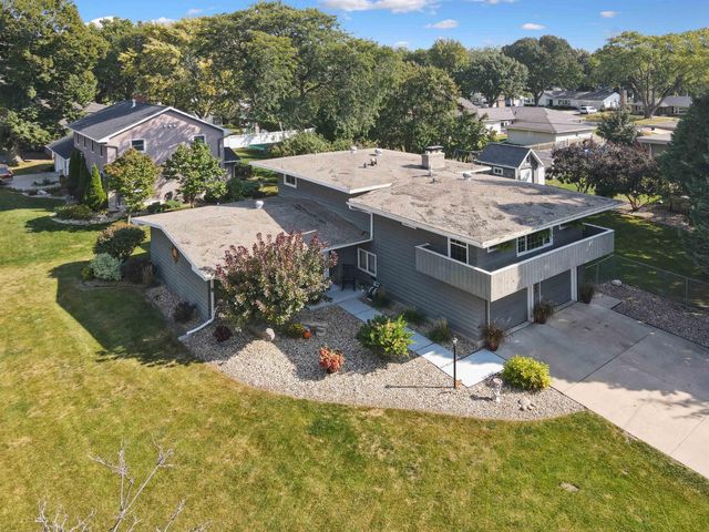 1022 Hilltop Road, Waterloo, IA 50701