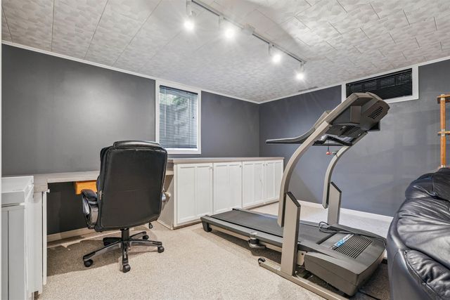 1022 Hilltop Road, Waterloo, IA 50701