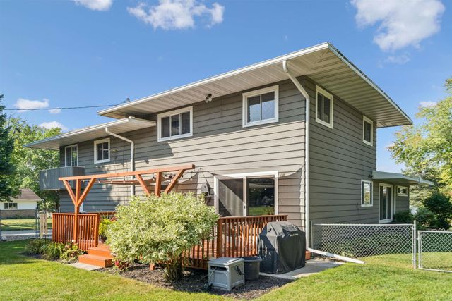 1022 Hilltop Road, Waterloo, IA 50701