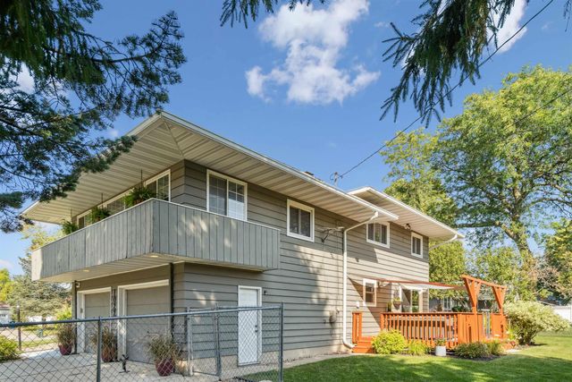 1022 Hilltop Road, Waterloo, IA 50701