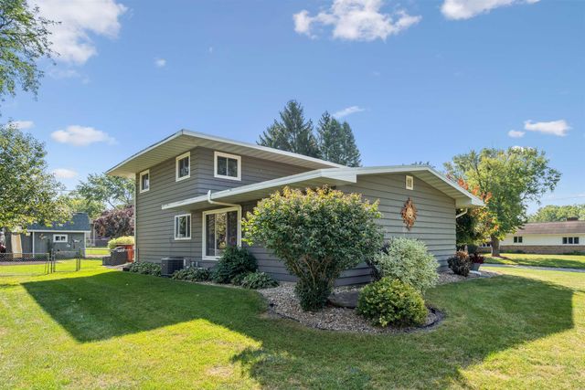 1022 Hilltop Road, Waterloo, IA 50701