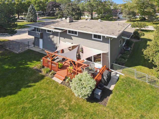 1022 Hilltop Road, Waterloo, IA 50701