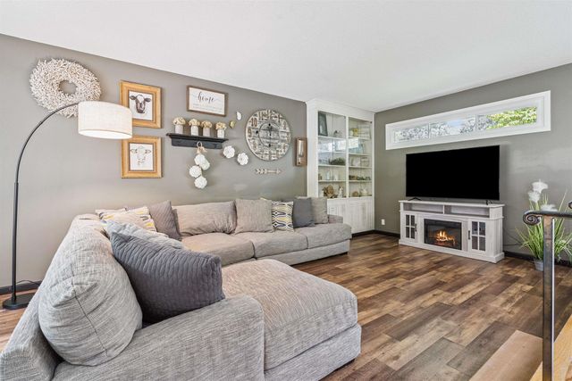 1022 Hilltop Road, Waterloo, IA 50701