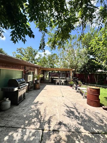 9018 Lazy River Lane, Houston, TX 77088