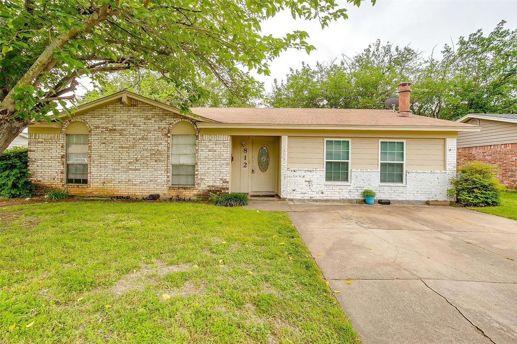 812 E Prairie View Road, Crowley, TX 76036