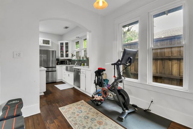 307 N Edgefield Avenue, Dallas, TX 75208