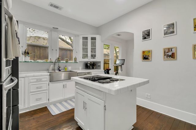 307 N Edgefield Avenue, Dallas, TX 75208