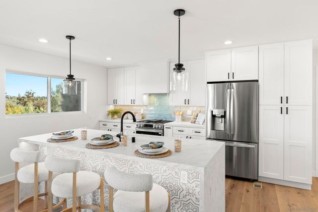 7875 Bellakaren Pl, La Jolla, CA 92037