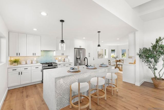 7875 Bellakaren Pl, La Jolla, CA 92037