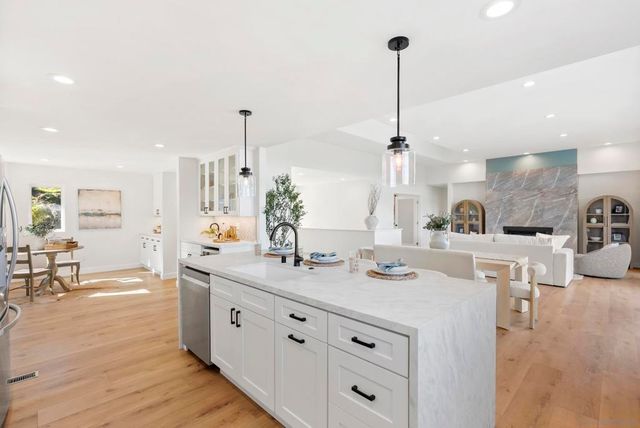 7875 Bellakaren Pl, La Jolla, CA 92037