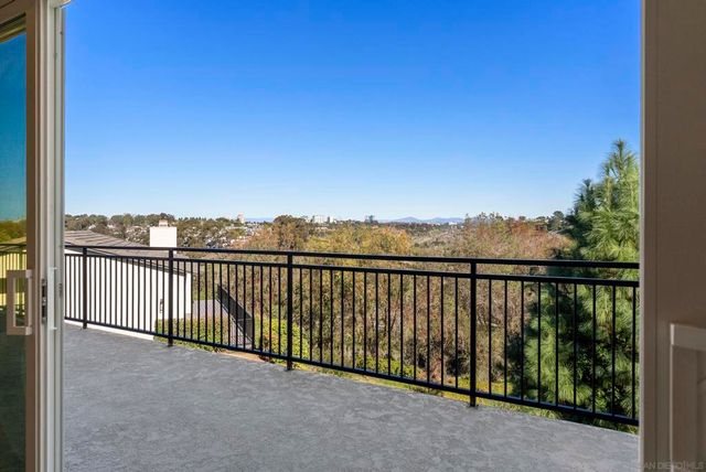 7875 Bellakaren Pl, La Jolla, CA 92037