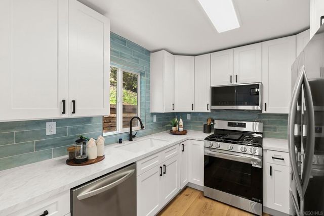 7875 Bellakaren Pl, La Jolla, CA 92037