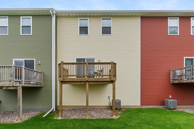 711 Cox Court, Leclaire, IA 52753