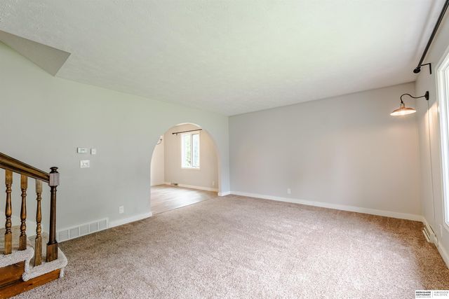 5815 S 104th Avenue, Omaha, NE 68127