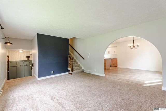5815 S 104th Avenue, Omaha, NE 68127