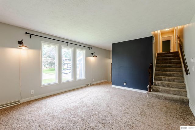 5815 S 104th Avenue, Omaha, NE 68127