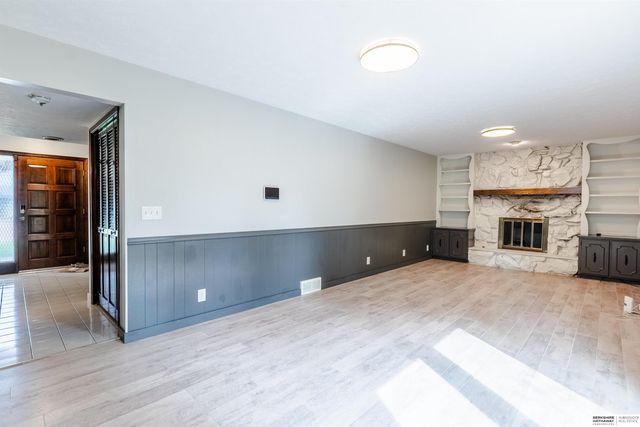 5815 S 104th Avenue, Omaha, NE 68127