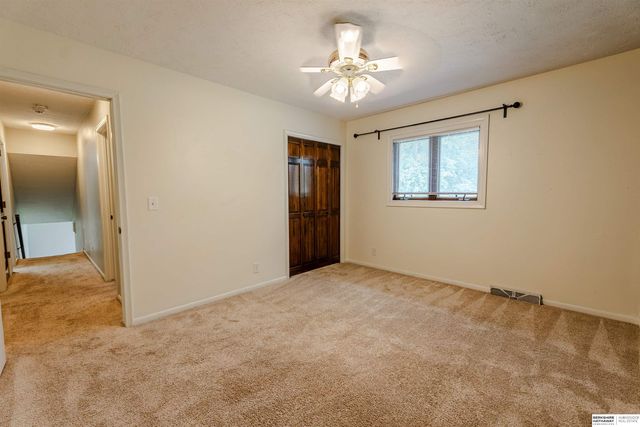 5815 S 104th Avenue, Omaha, NE 68127