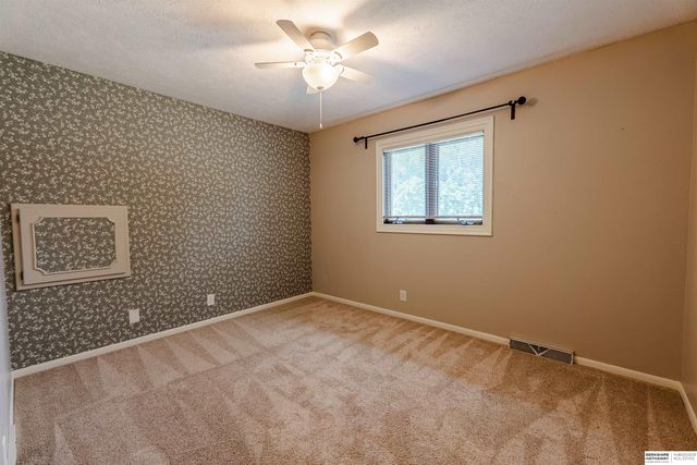 5815 S 104th Avenue, Omaha, NE 68127