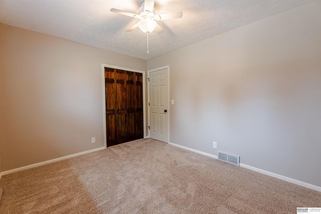 5815 S 104th Avenue, Omaha, NE 68127