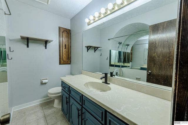 5815 S 104th Avenue, Omaha, NE 68127