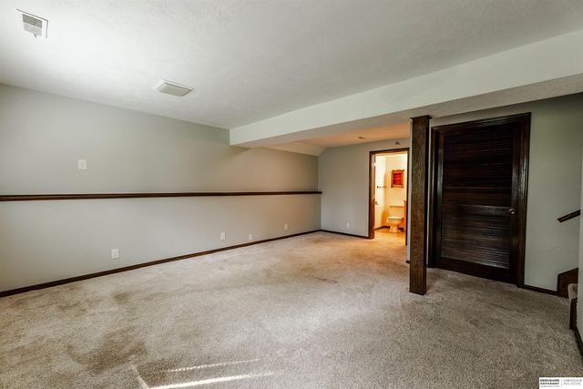 5815 S 104th Avenue, Omaha, NE 68127