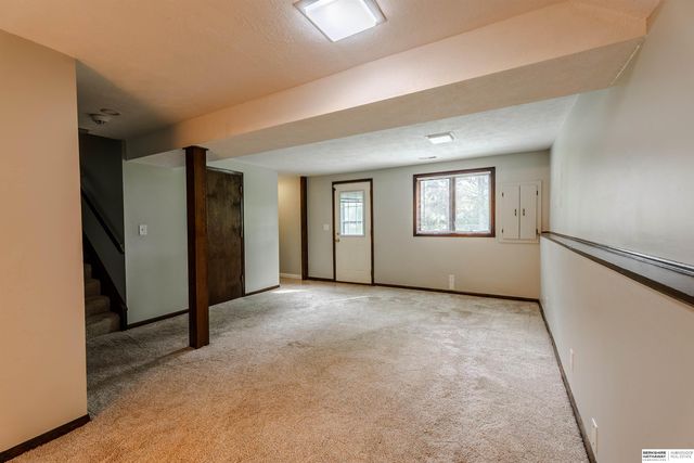 5815 S 104th Avenue, Omaha, NE 68127