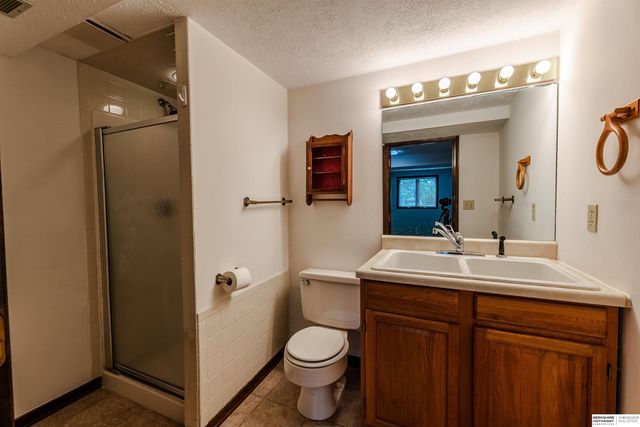 5815 S 104th Avenue, Omaha, NE 68127