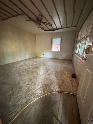 2321 SW 25th DR, Topeka, KS 66611