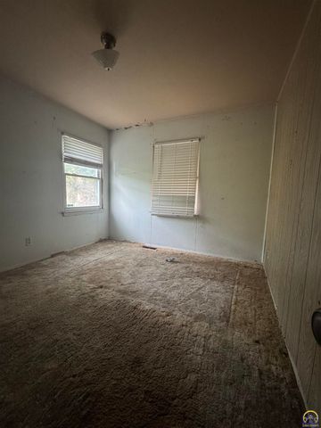 2321 SW 25th DR, Topeka, KS 66611
