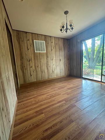 2321 SW 25th DR, Topeka, KS 66611