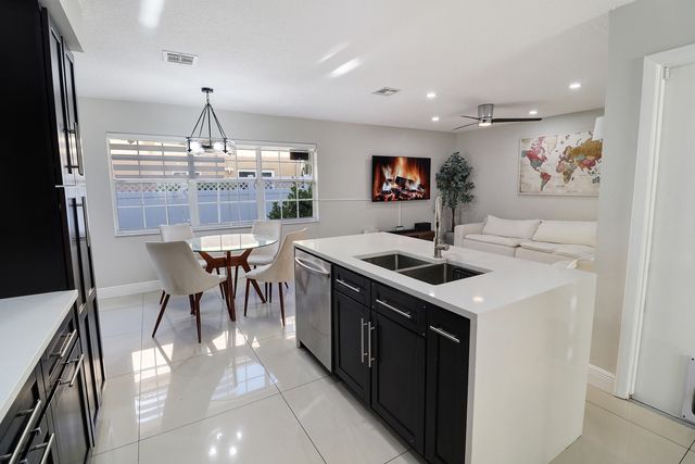 11303 Lakeview Drive 8-m, Coral Springs, FL 33071