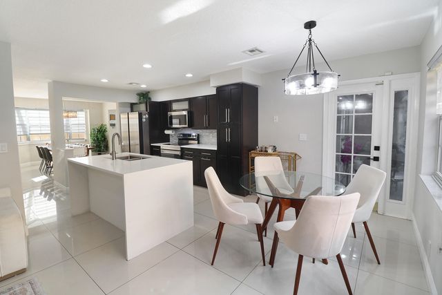 11303 Lakeview Drive 8-m, Coral Springs, FL 33071