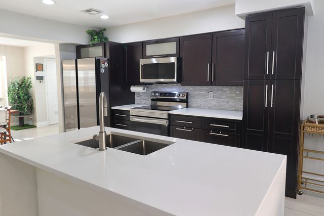 11303 Lakeview Drive 8-m, Coral Springs, FL 33071