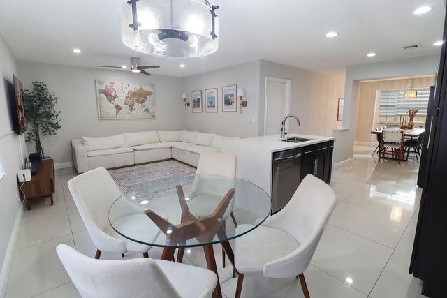 11303 Lakeview Drive 8-m, Coral Springs, FL 33071