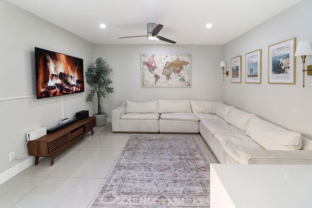 11303 Lakeview Drive 8-m, Coral Springs, FL 33071