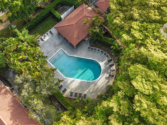 11303 Lakeview Drive 8-m, Coral Springs, FL 33071