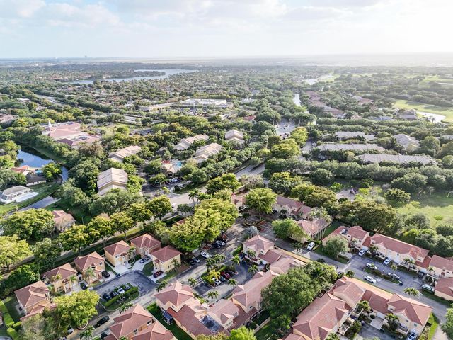 11303 Lakeview Drive 8-m, Coral Springs, FL 33071