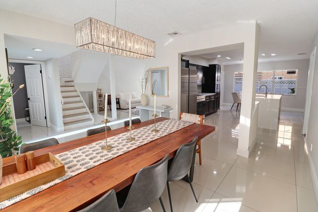 11303 Lakeview Drive 8-m, Coral Springs, FL 33071