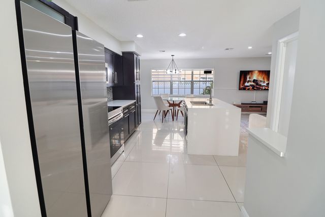 11303 Lakeview Drive 8-m, Coral Springs, FL 33071