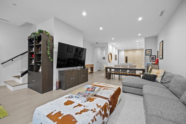 305 S Racine Avenue PH-D, Chicago, IL 60607