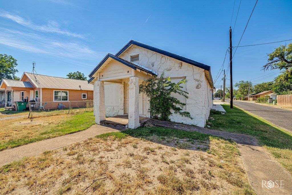 Image 4 of property listing at 1201 Koberlin St, San Angelo, TX 76903