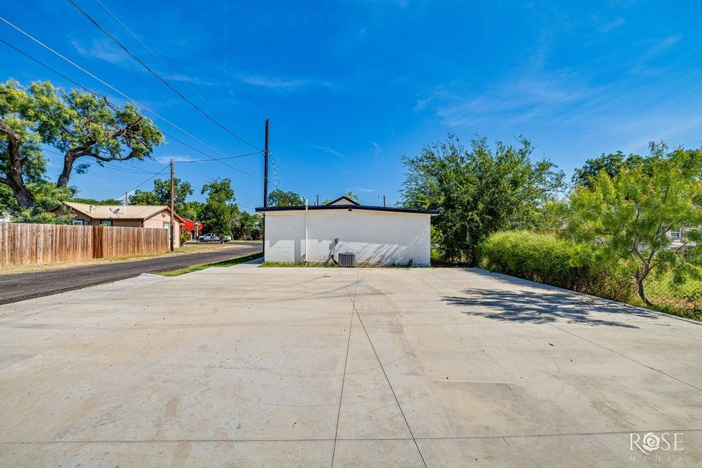 Image 8 of property listing at 1201 Koberlin St, San Angelo, TX 76903