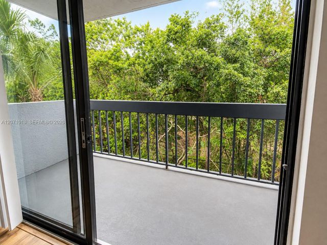 1820 N Congress Avenue 305, West Palm Beach, FL 33401