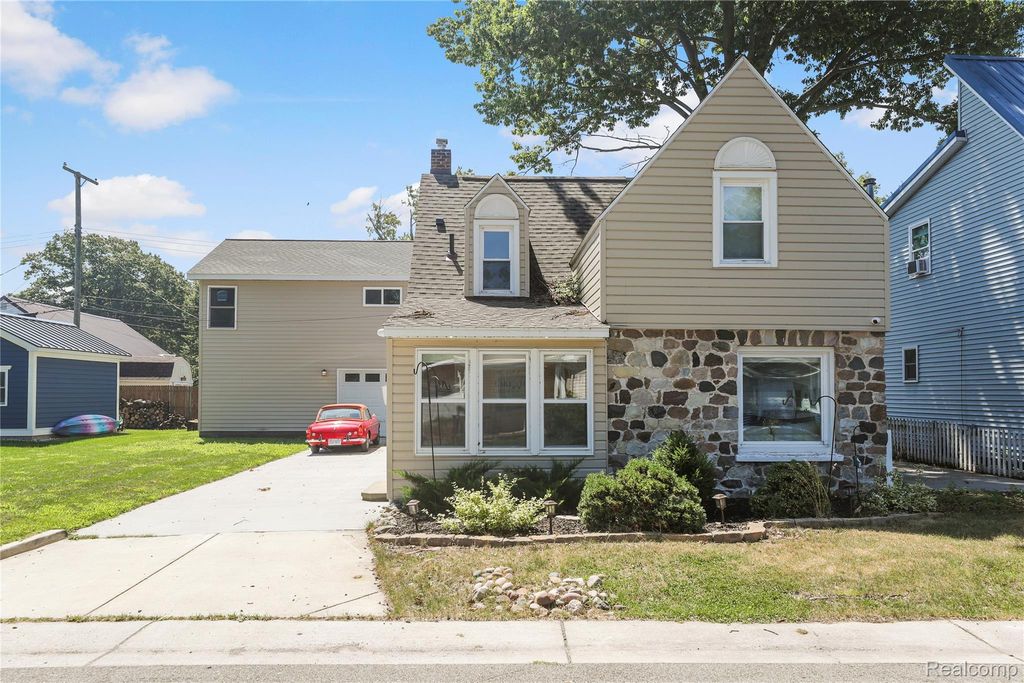 3051 Elmwood Drive, Fort Gratiot Charter Township, MI 48059