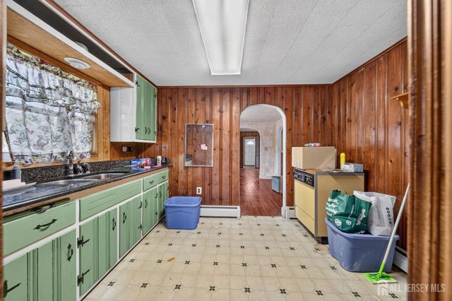 27 Lillian Terrace, Woodbridge Proper, NJ 07095